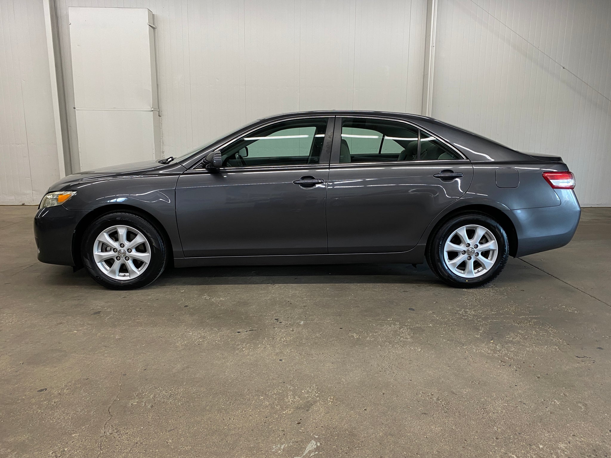 2010 Toyota Camry LE - Photo 2