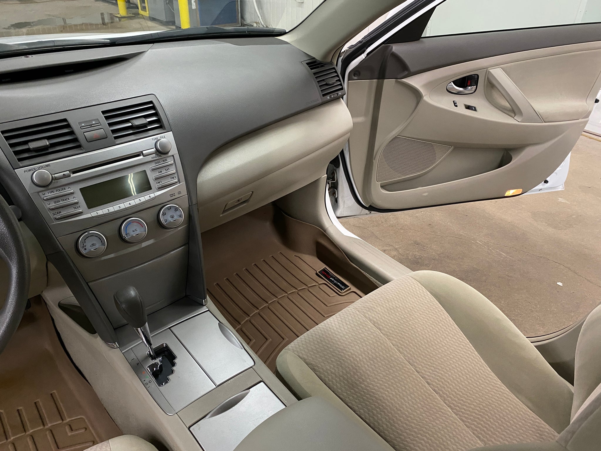 2011 Toyota Camry LE - Photo 19