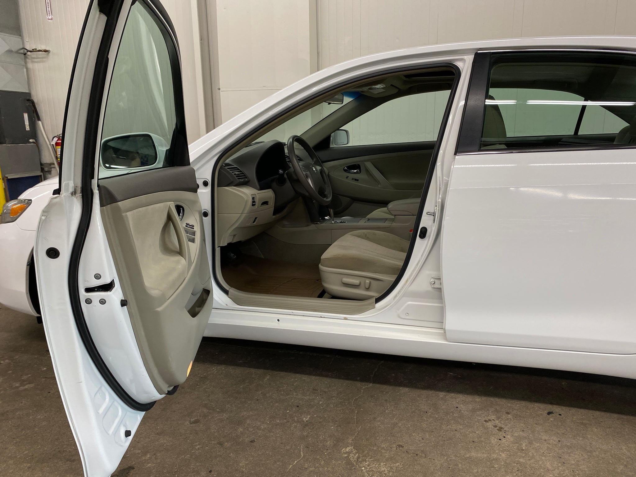 2011 Toyota Camry LE - Photo 34