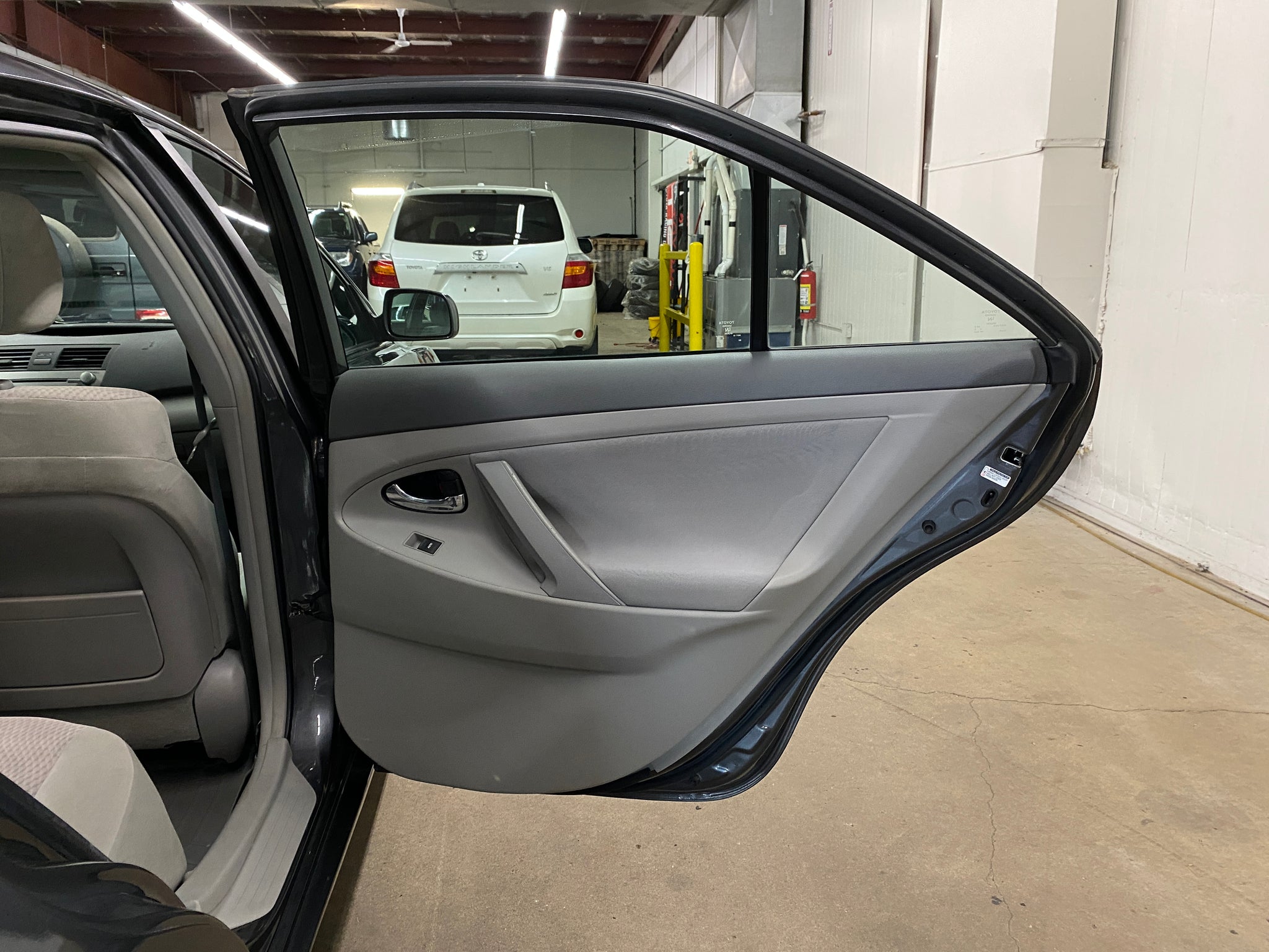 2010 Toyota Camry LE - Photo 42