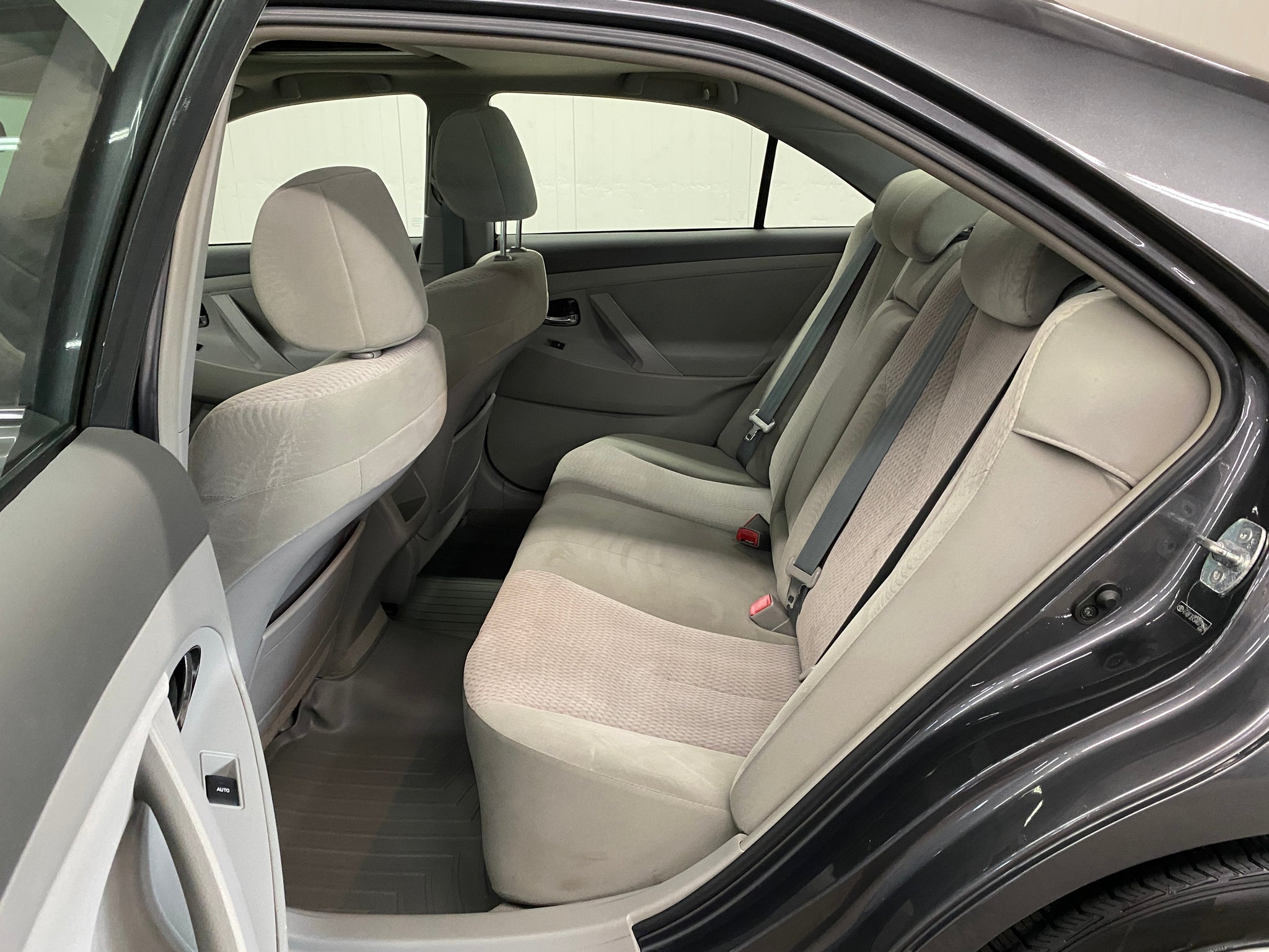 2010 Toyota Camry LE - Photo 13