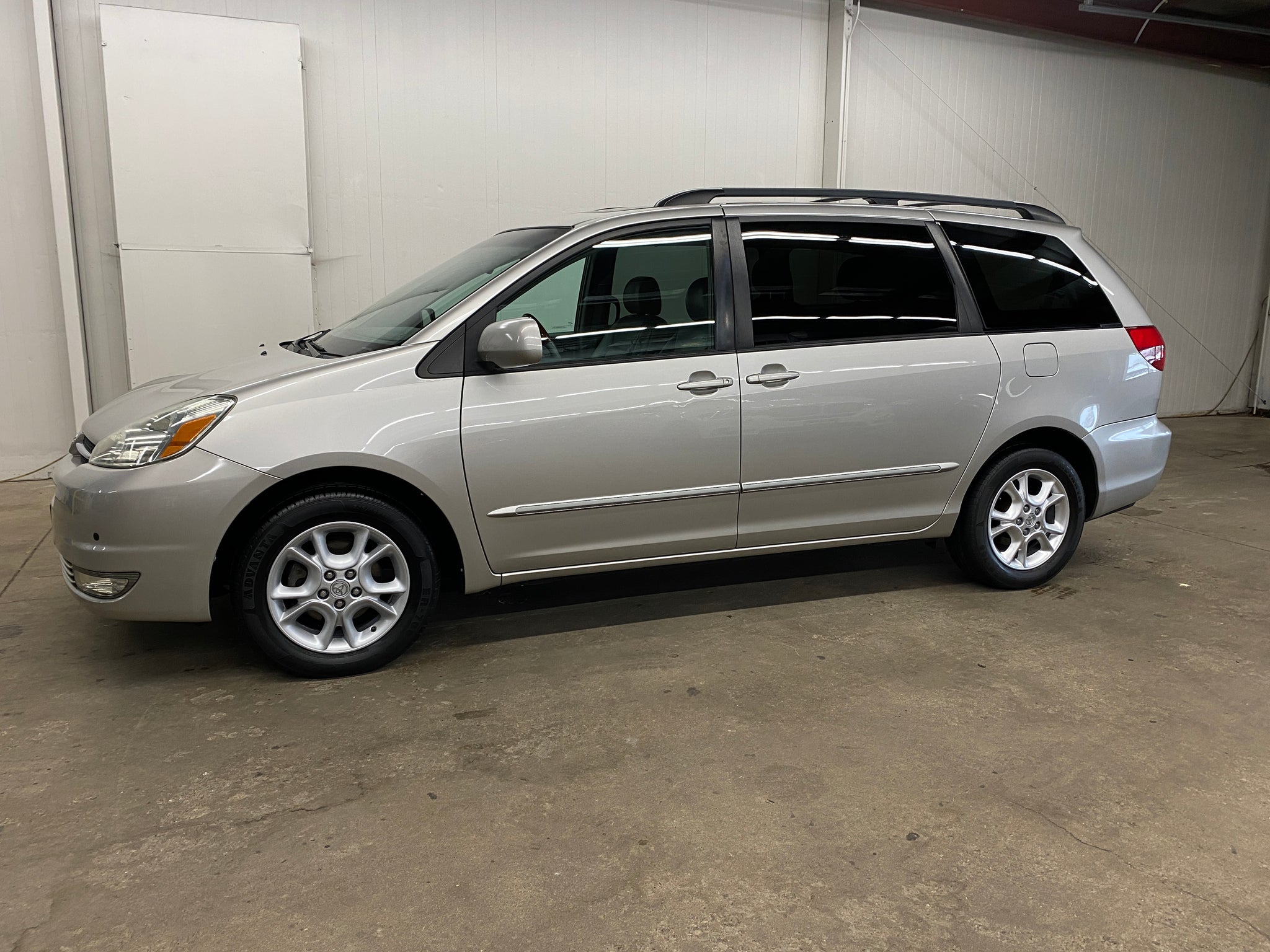 2004 Toyota Sienna XLE's photo
