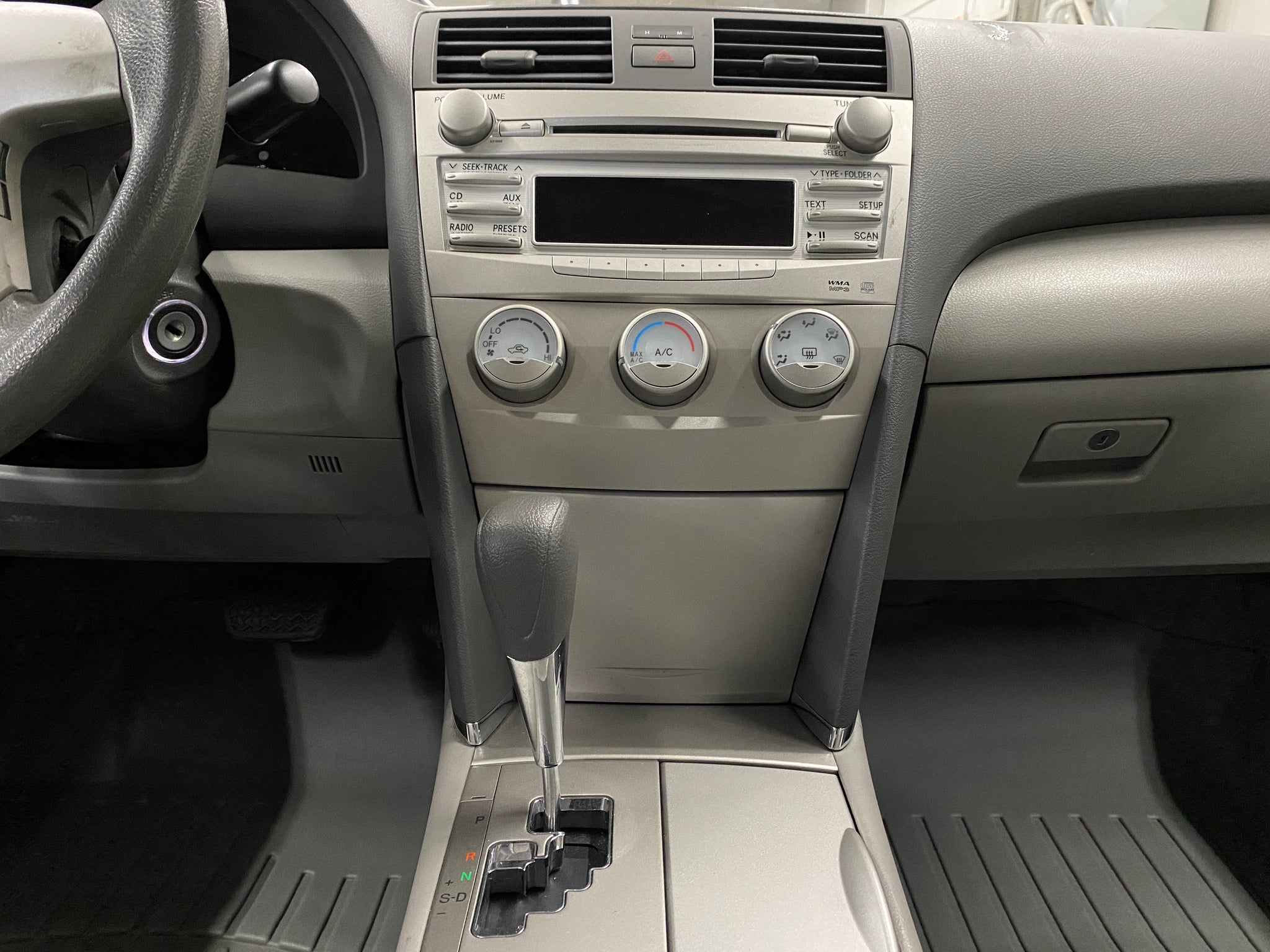 2010 Toyota Camry LE - Photo 19