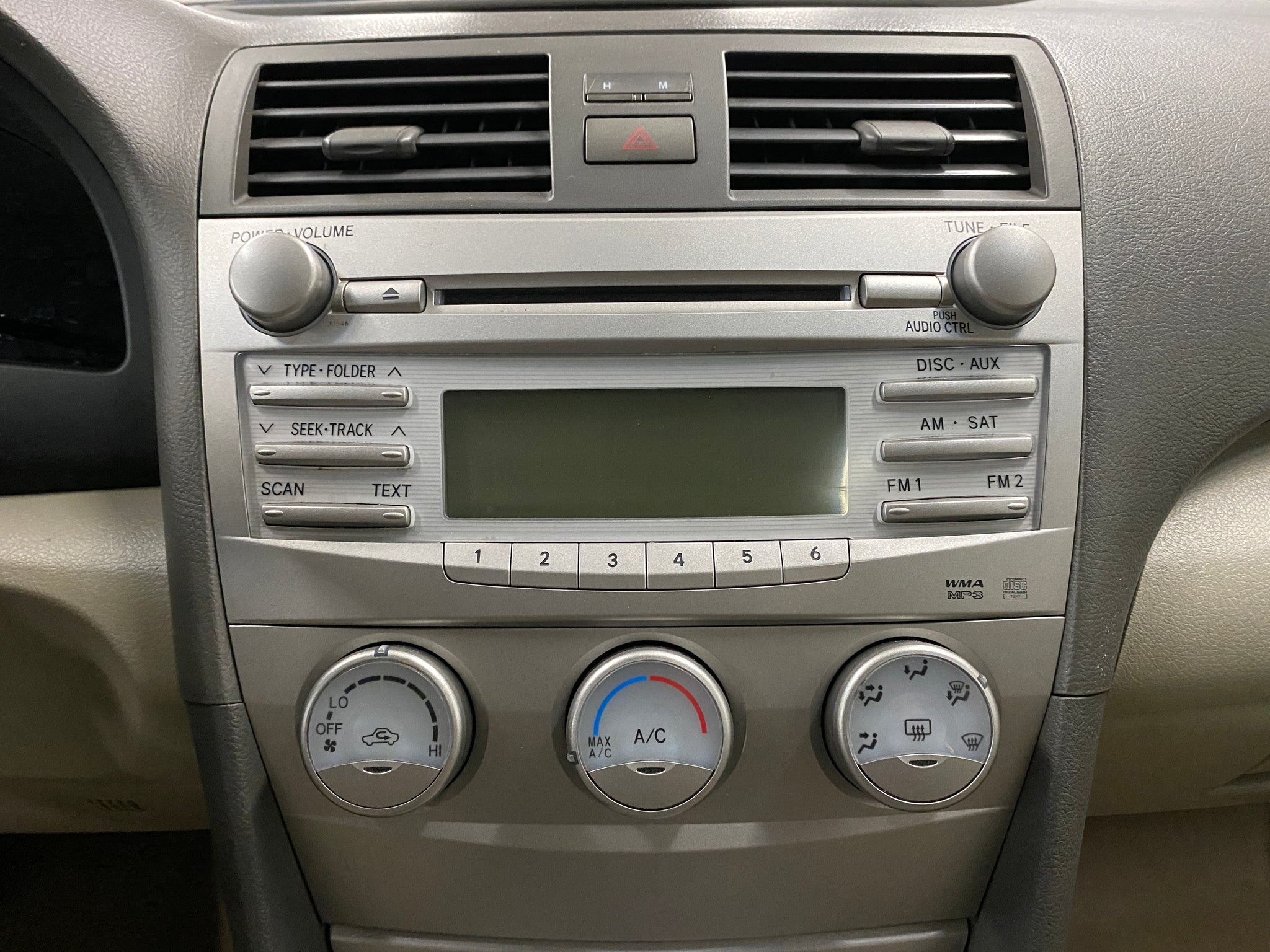 2011 Toyota Camry LE - Photo 23