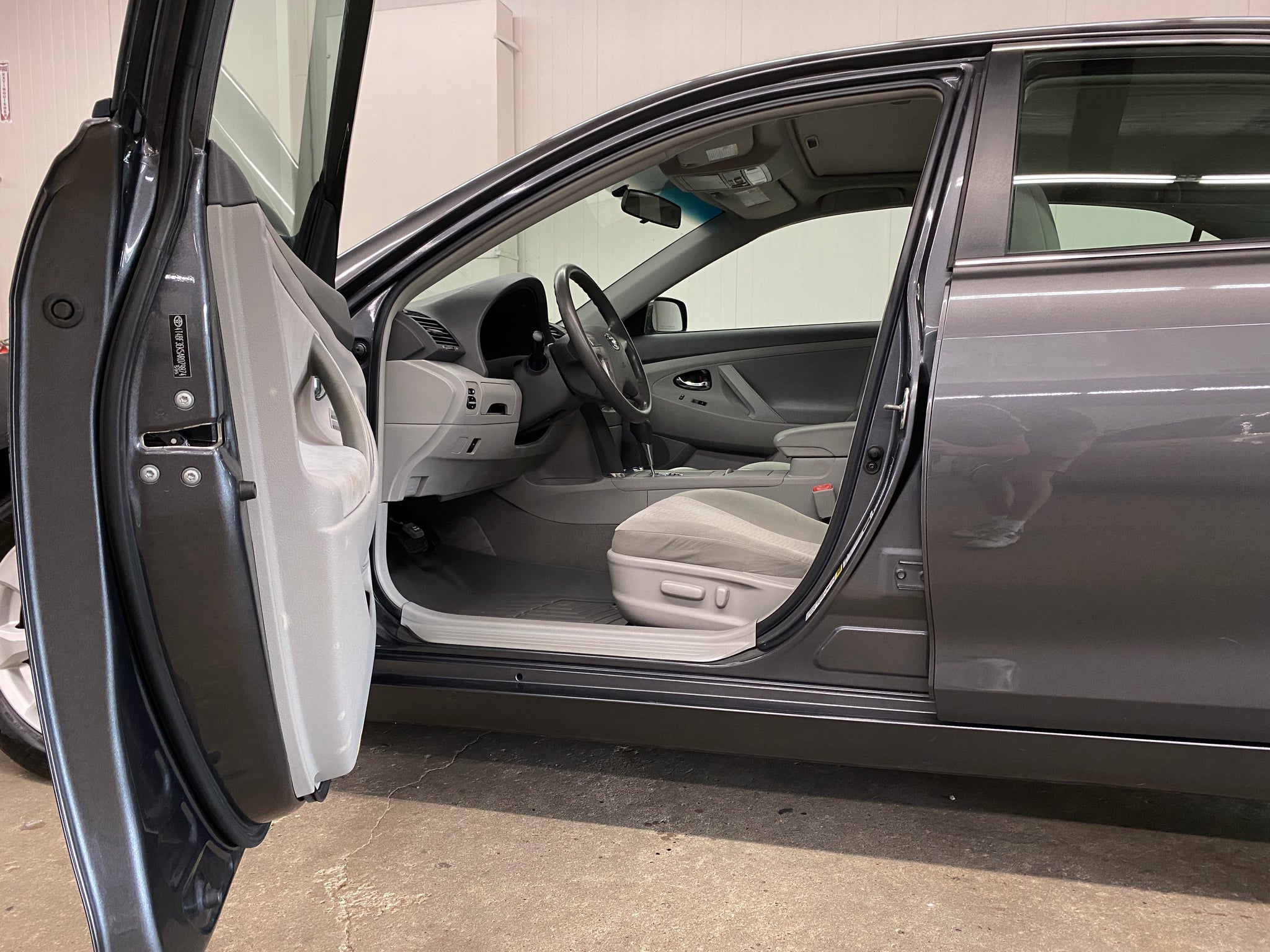 2010 Toyota Camry LE - Photo 31