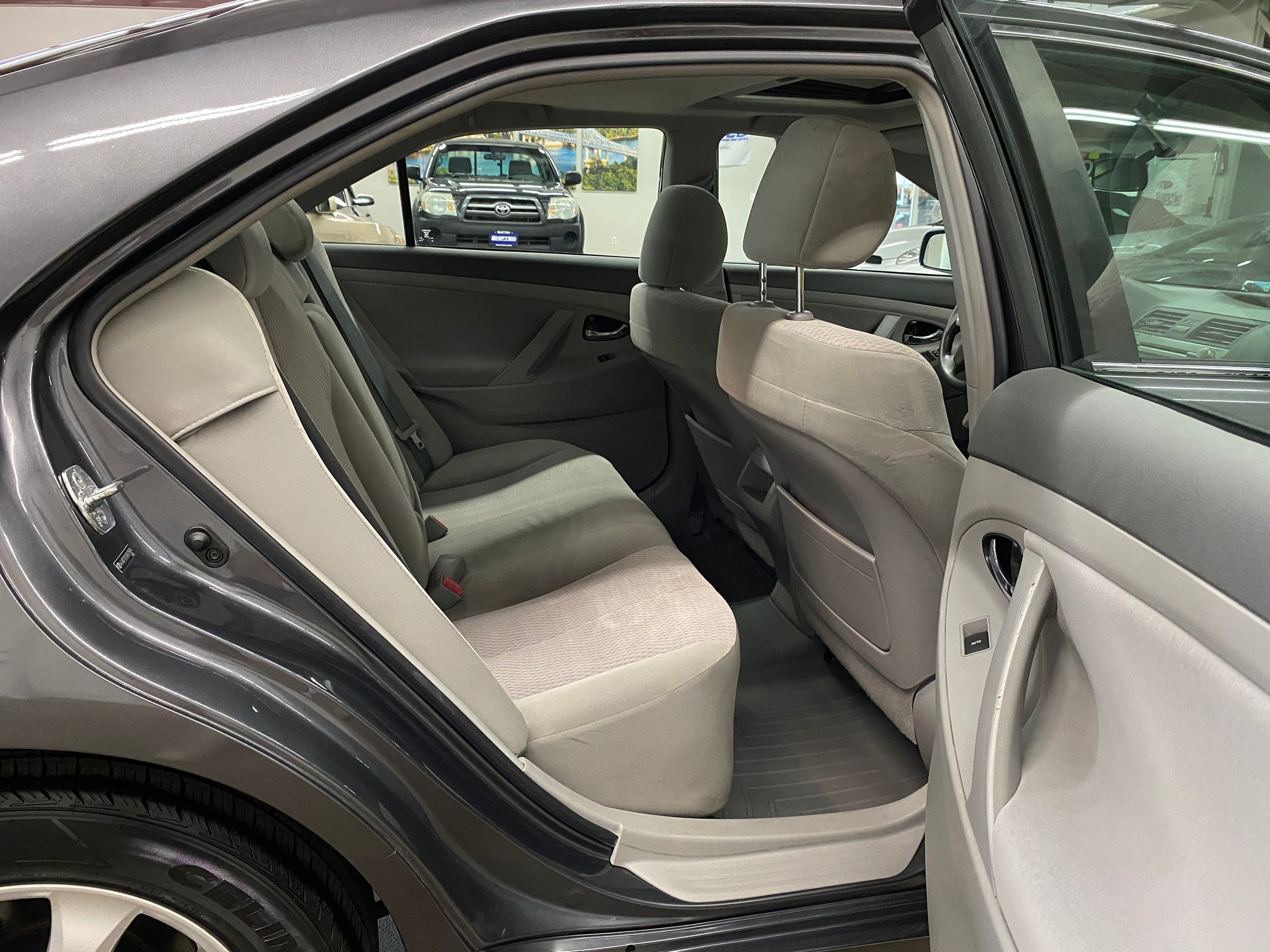 2010 Toyota Camry LE - Photo 15