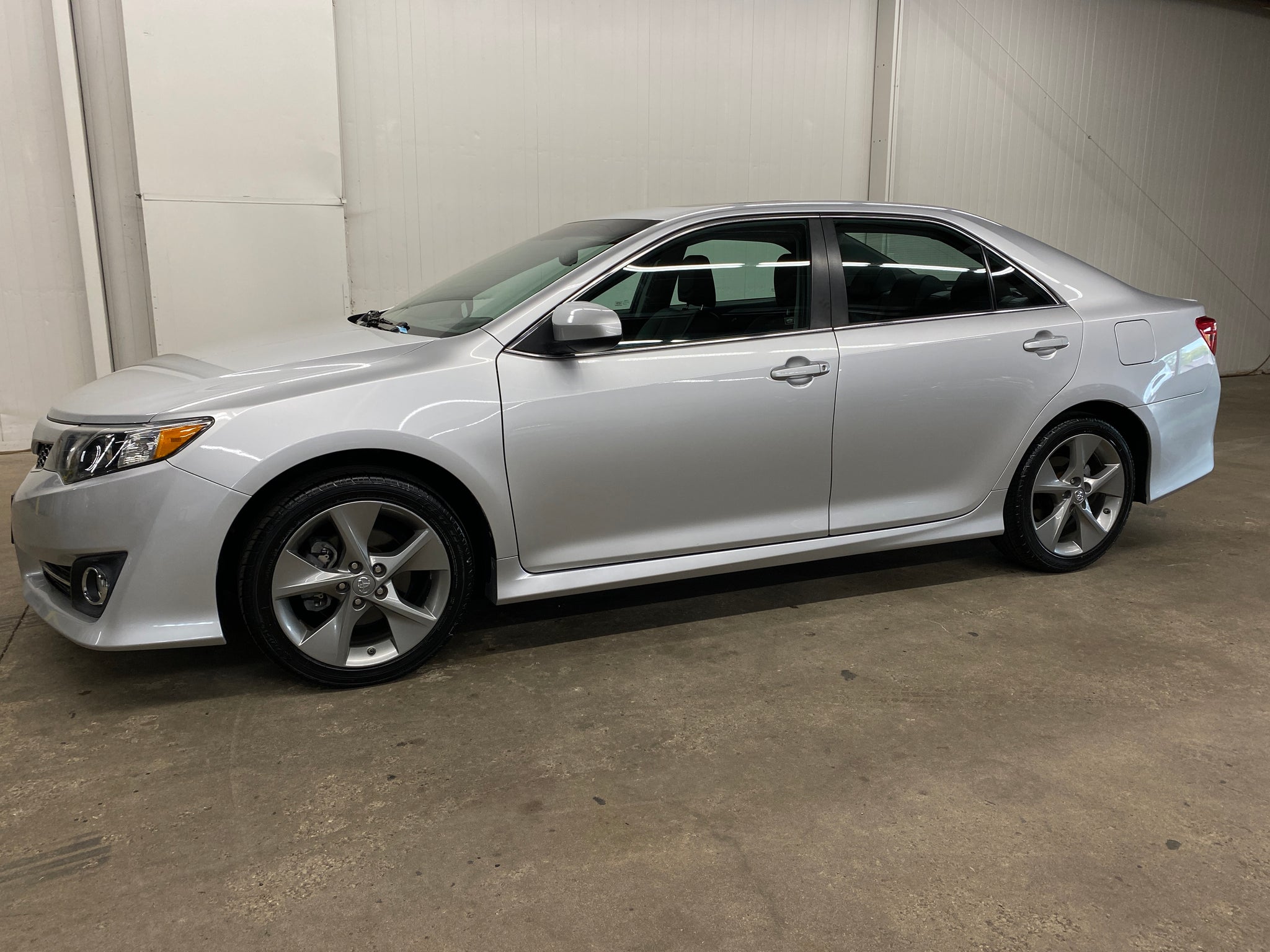 2013 Toyota Camry SE's photo