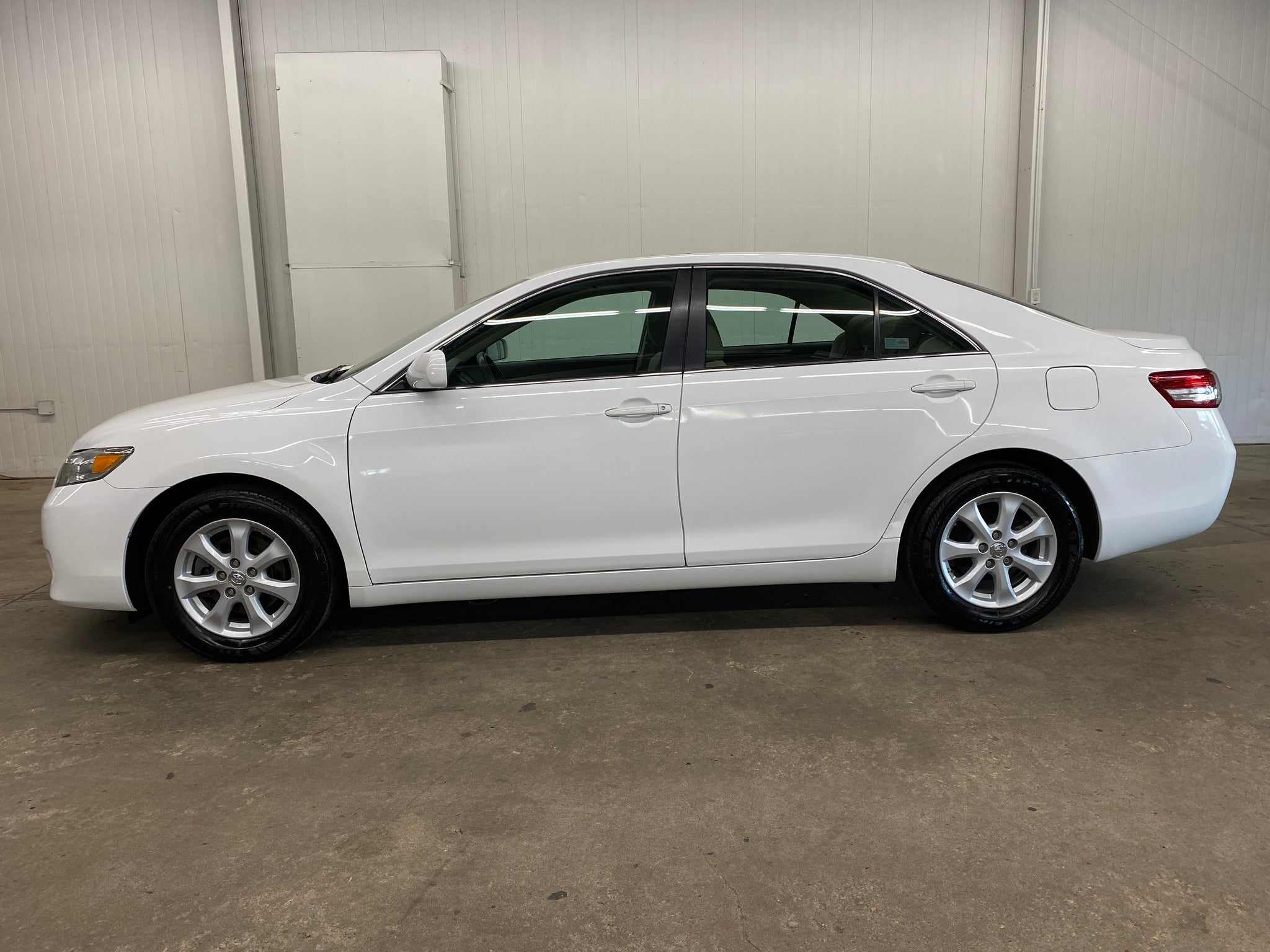 2011 Toyota Camry LE - Photo 2
