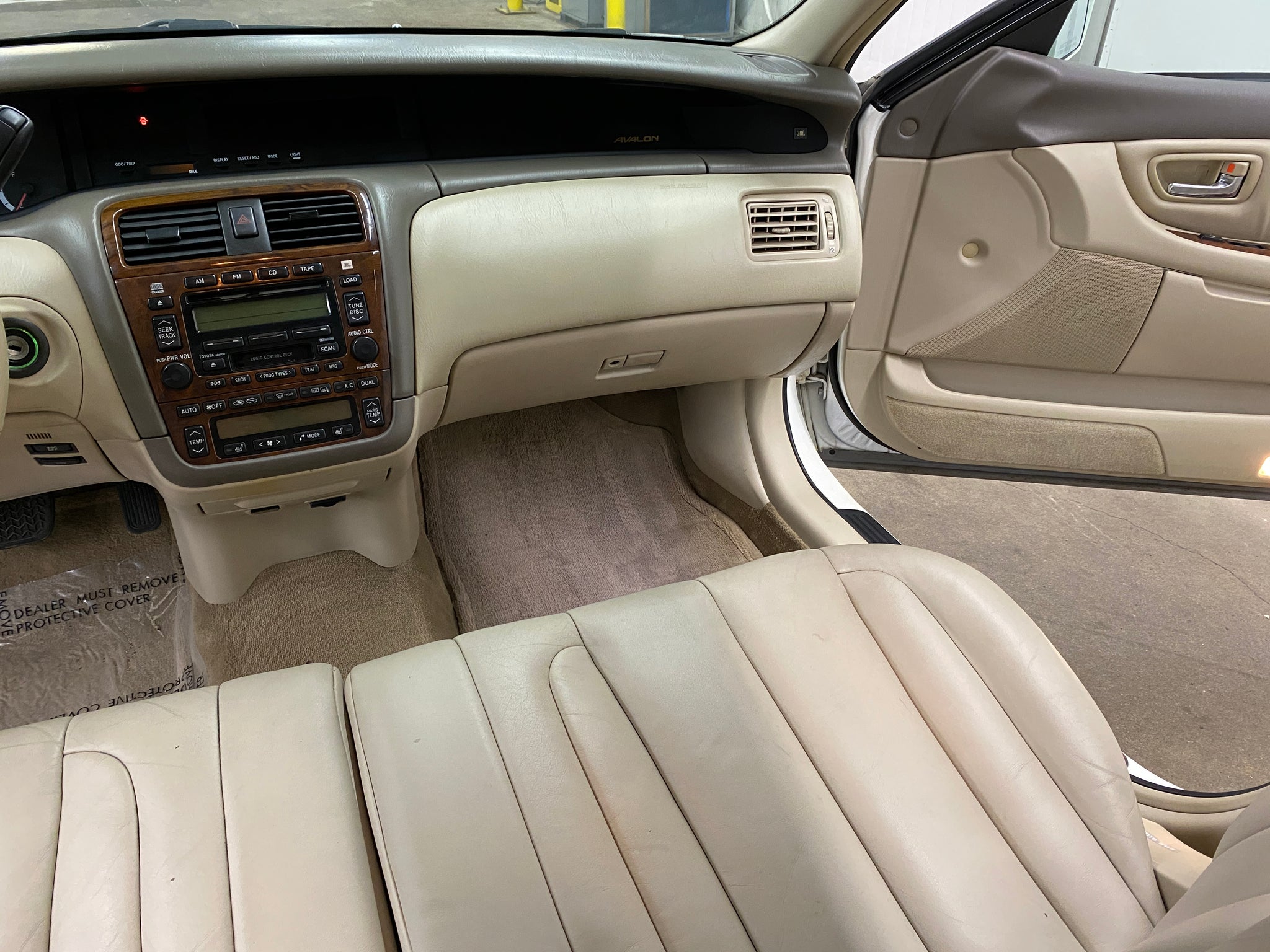 2001 Toyota Avalon XLS - Photo 23