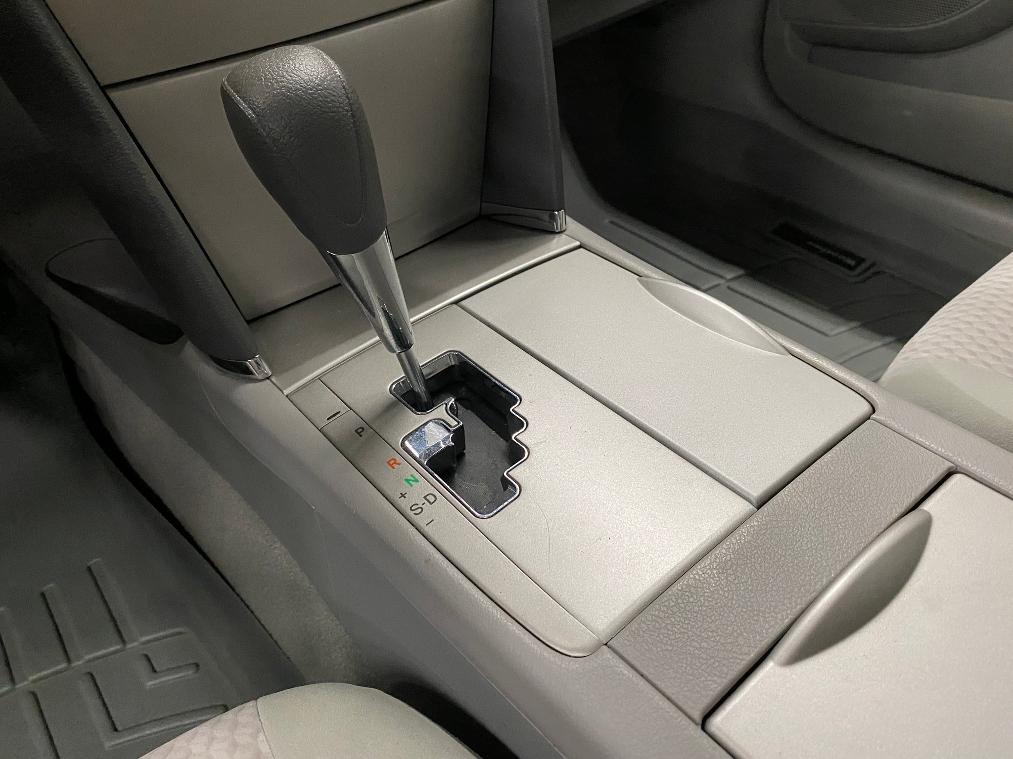 2010 Toyota Camry LE - Photo 21