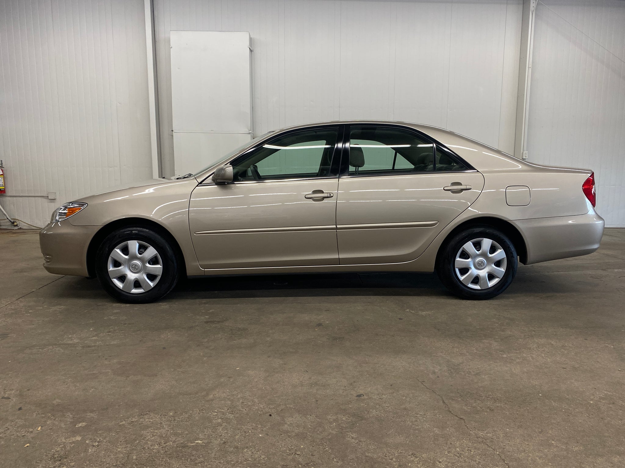 2004 Toyota Camry LE's photo