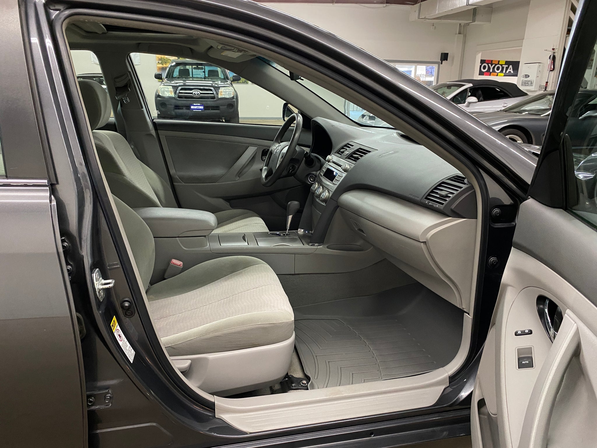 2010 Toyota Camry LE - Photo 16