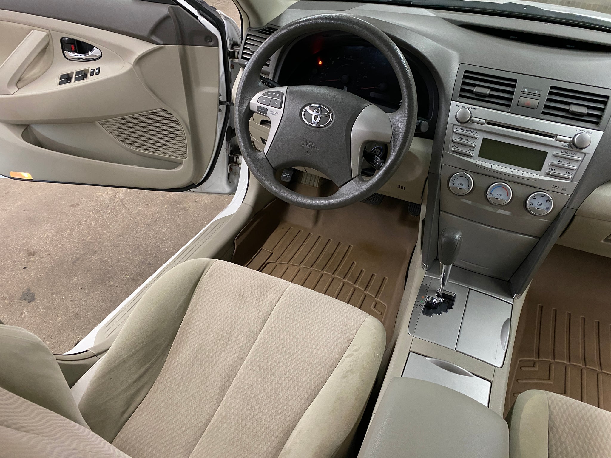 2011 Toyota Camry LE - Photo 17
