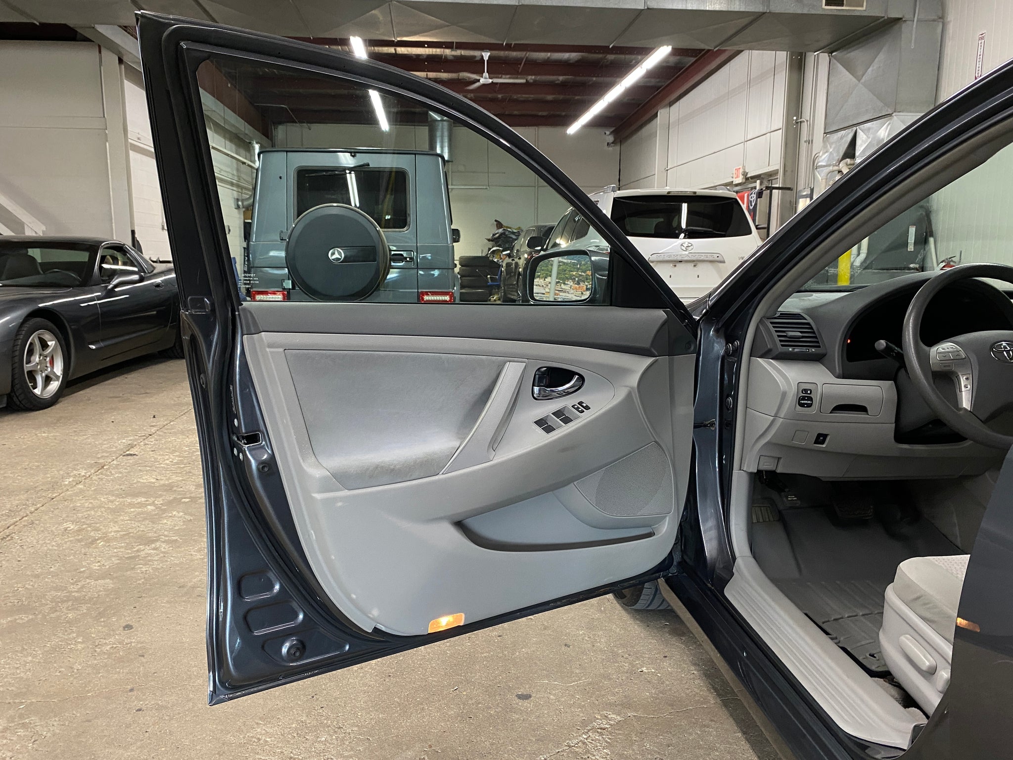 2010 Toyota Camry LE - Photo 34