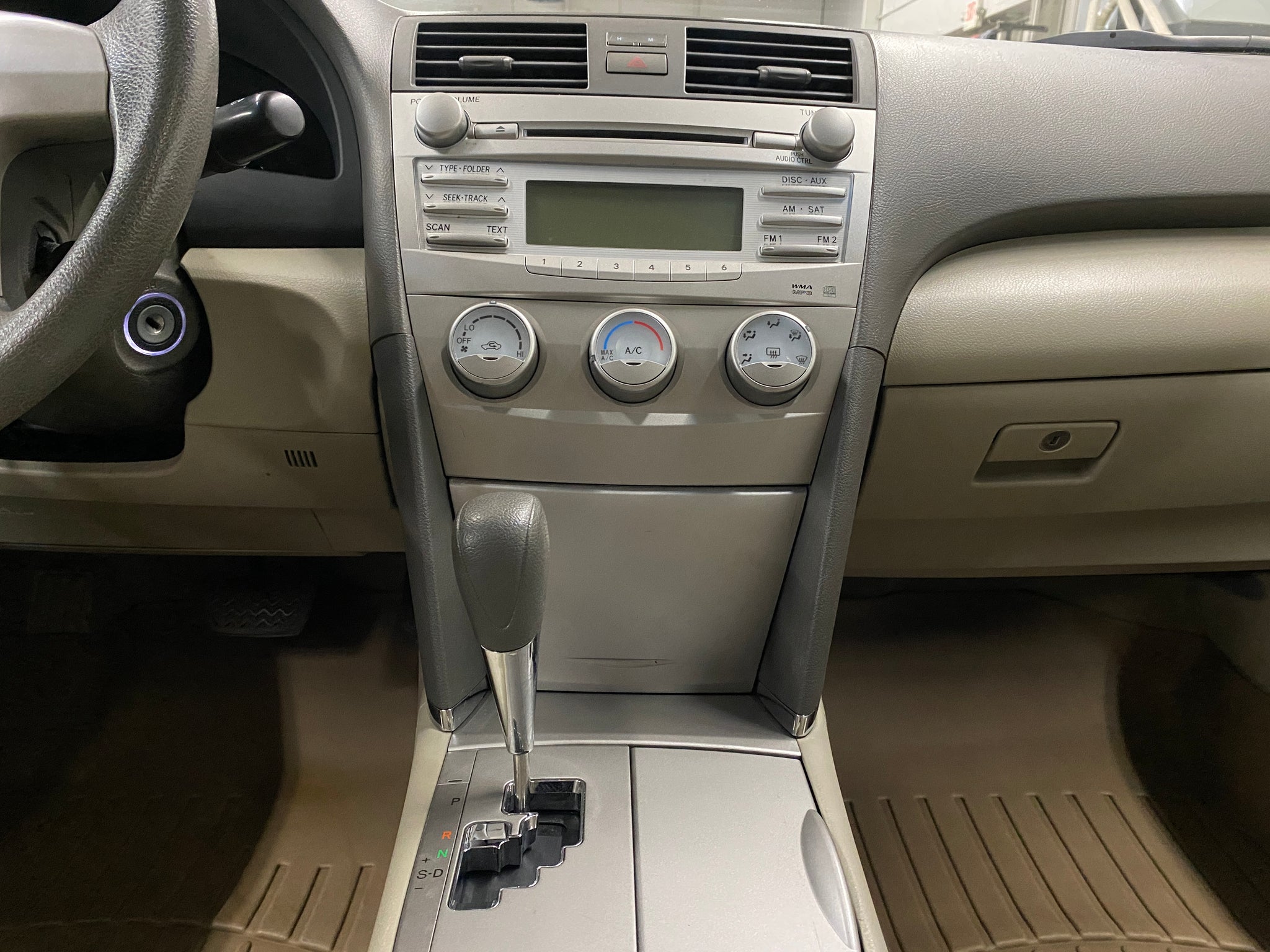 2011 Toyota Camry LE - Photo 22