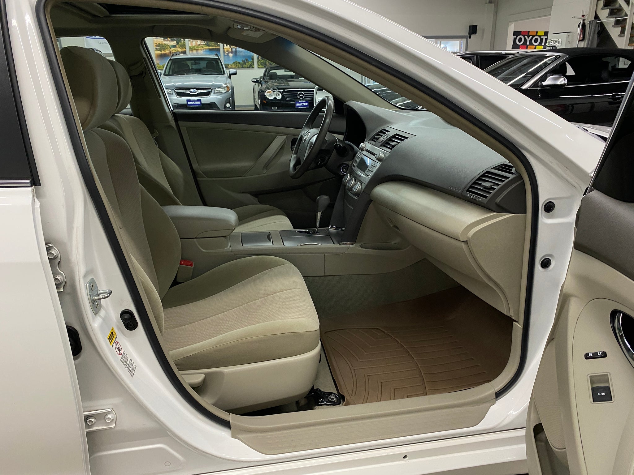 2011 Toyota Camry LE - Photo 16